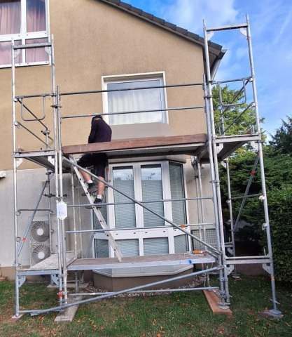 Gerüstbau mit Bauarbeiter