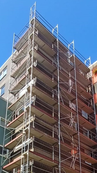 Gerüstbau Baustelle mit Gerüst und Bauarbeiter