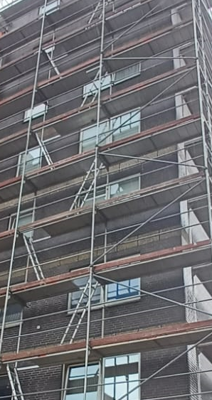 Fassadengerüst und Baukonstruktion