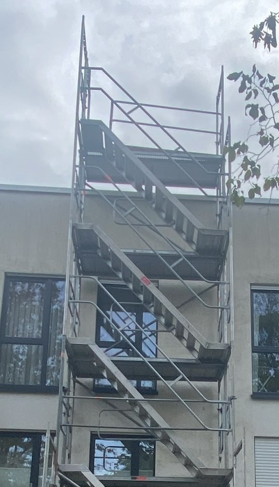 Sicheres Arbeitsgerüst auf einer Baustelle